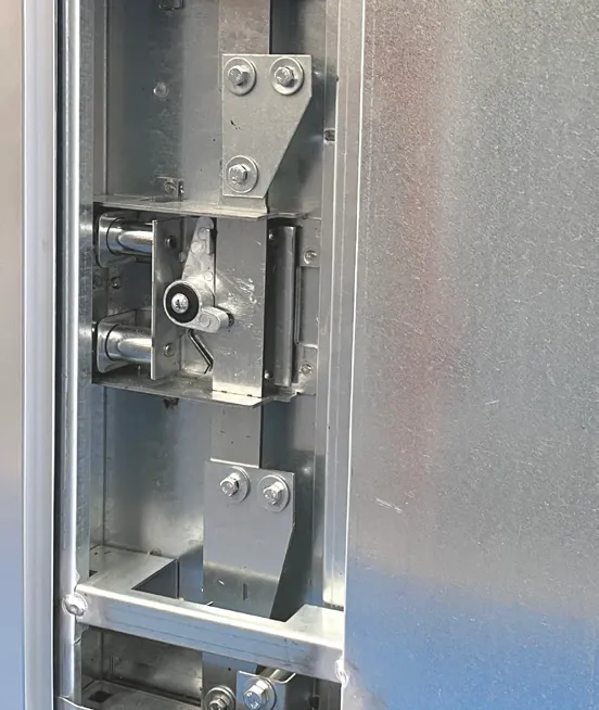 Detalle interior de una puerta acorazada CABMA: refuerzo de chapa galvanizada en la zona de la cerradura