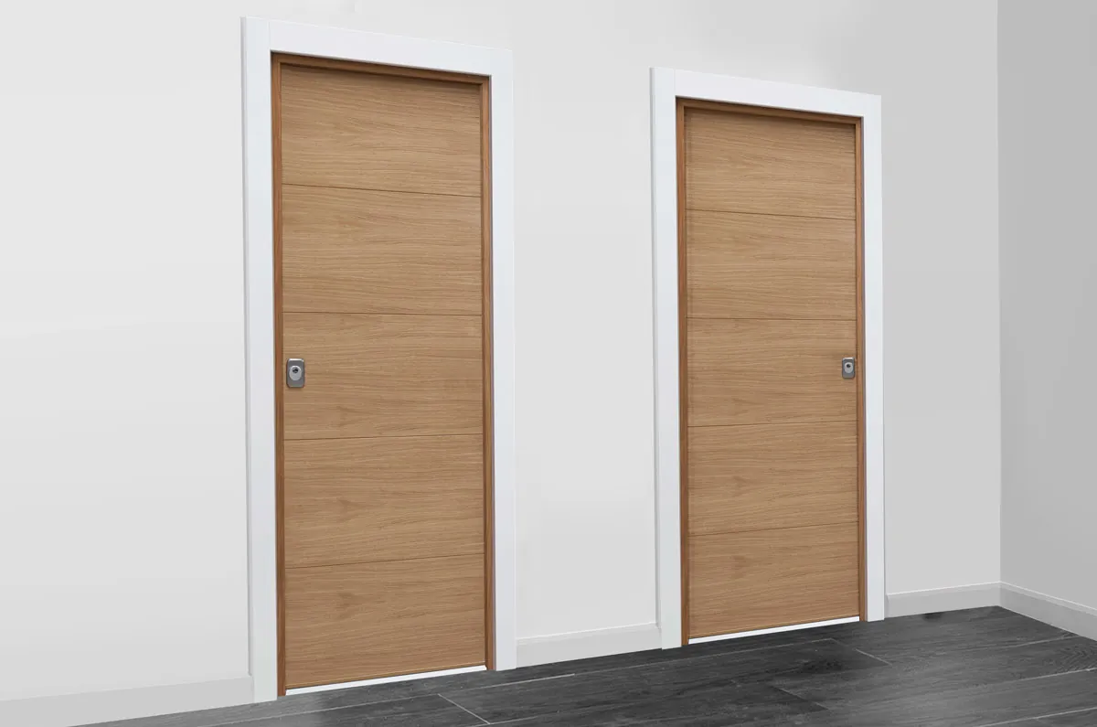Dos puertas acorazadas EuroSegur con acabado de madera en un rellano