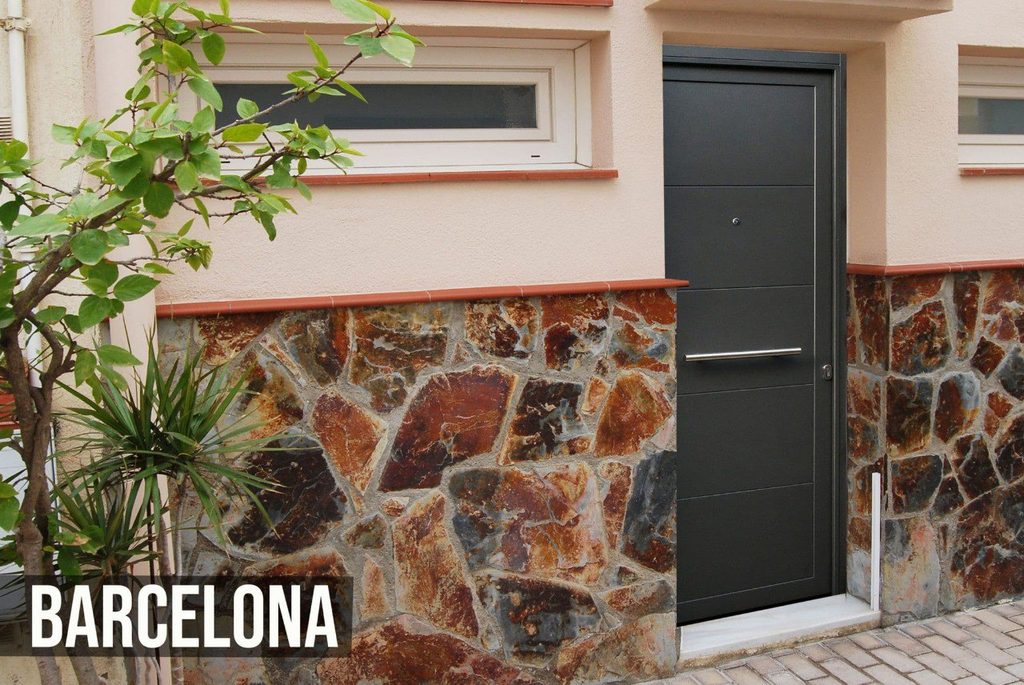 Puerta de comunidad modelo Barcelona, ciega, de una hoja con paneles horizontales y tirador horizontal